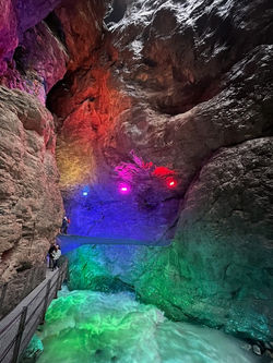 Gletscherschlucht im Farbenrausch