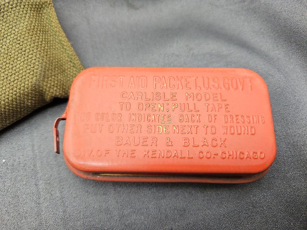 Miniature : WWII US First Aid Pouch and Carlisle