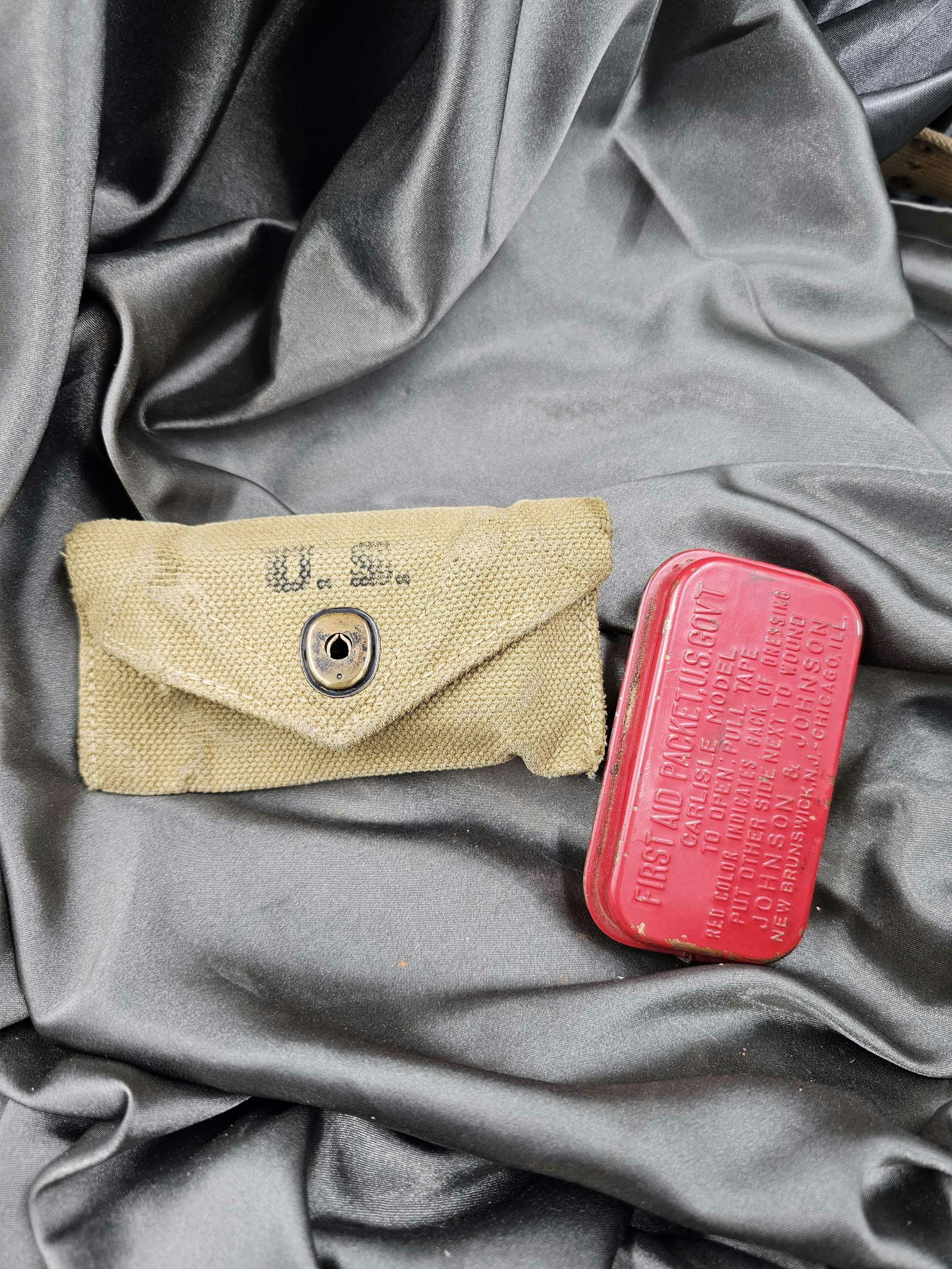 WWII ERA 1941 DATED FIRST AID POUCH WITH RED CARLISLE 