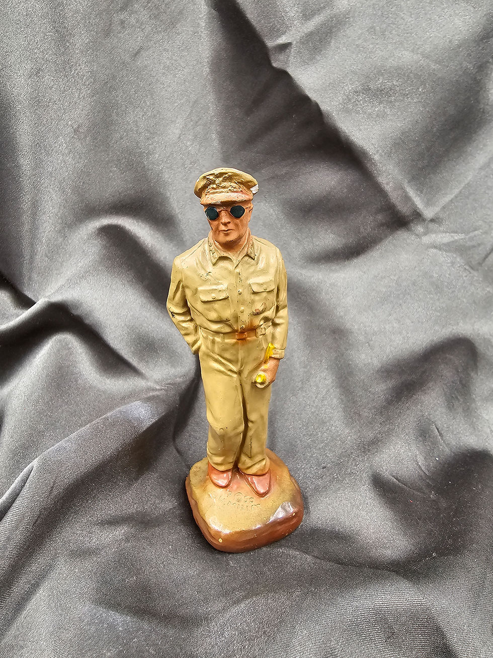 Miniature : WWII GENERAL DOUGLAS MCARTHUR CHALK FIGURE