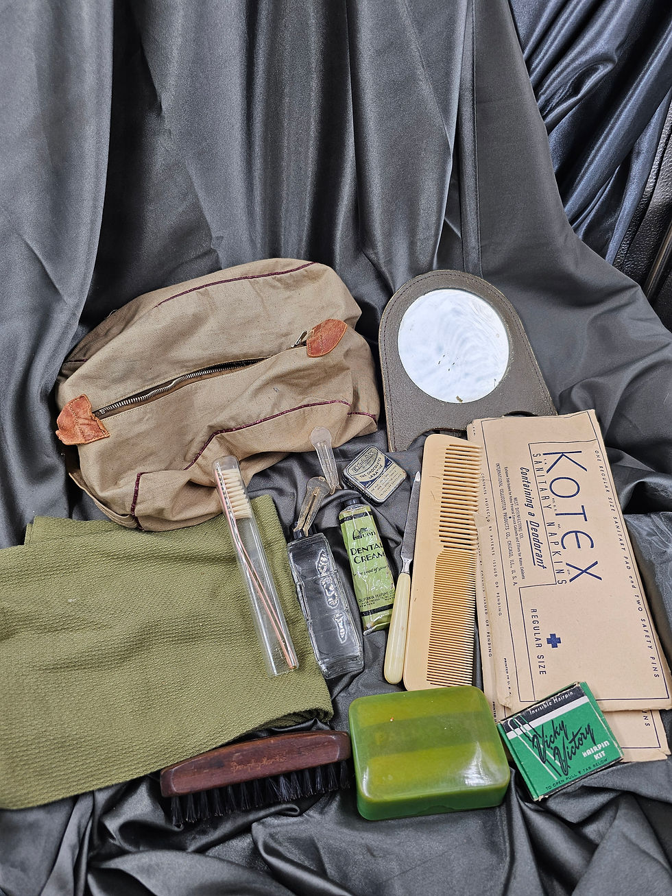 Miniaturbild: WWII ERA WOMEN TOILETRIES KIT