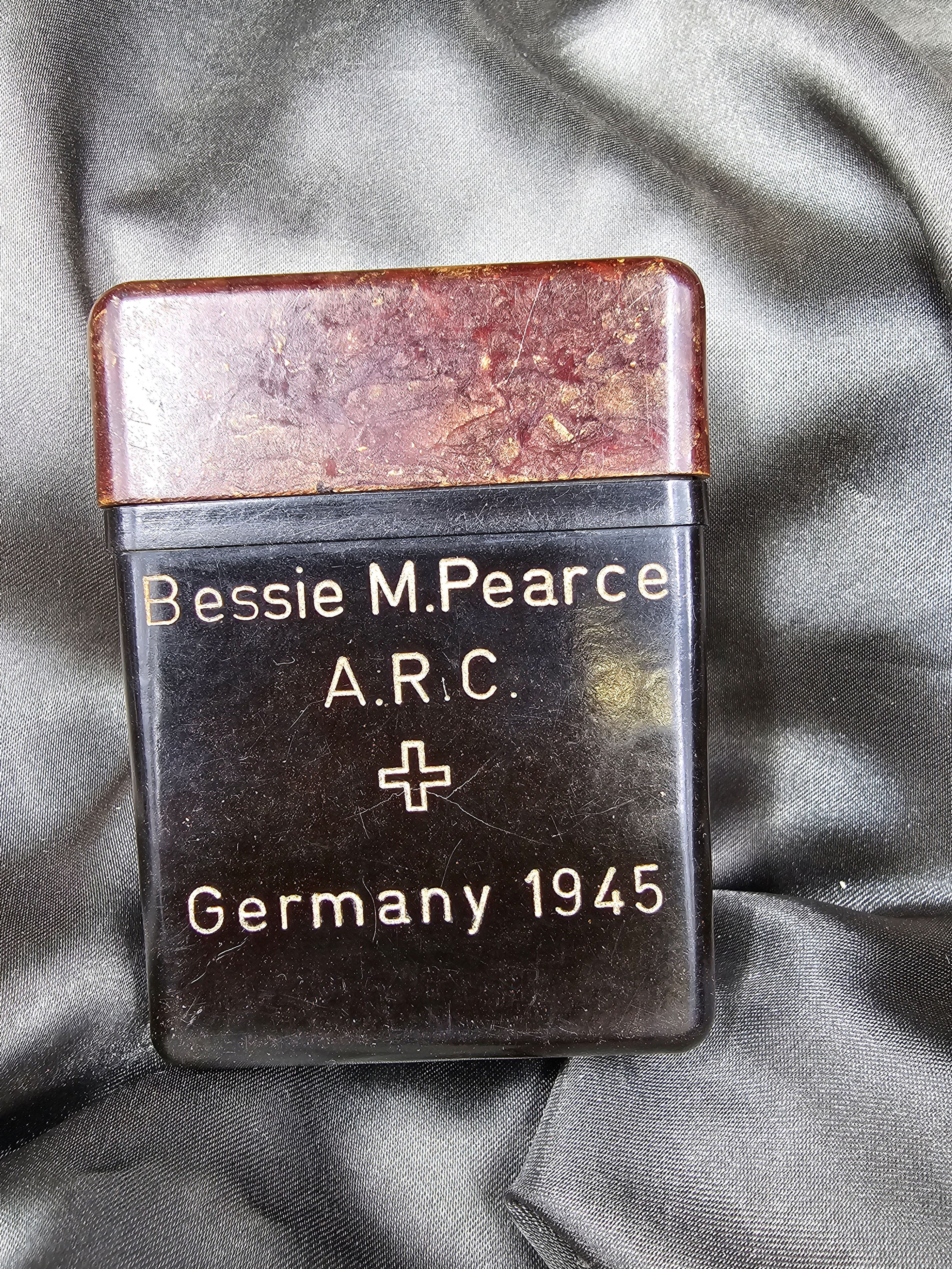 WWII ERA WOMEN AMERICAN RED CROSS CIGARETTE CASE