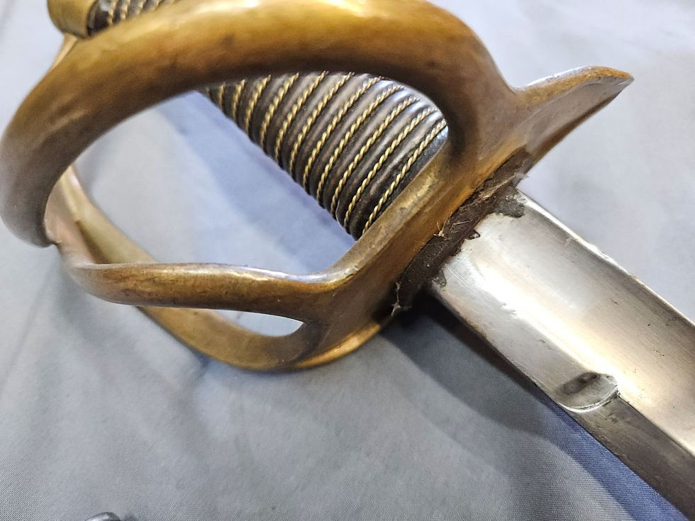 Miniature : French 19th Century Cavalry Armor and Swords