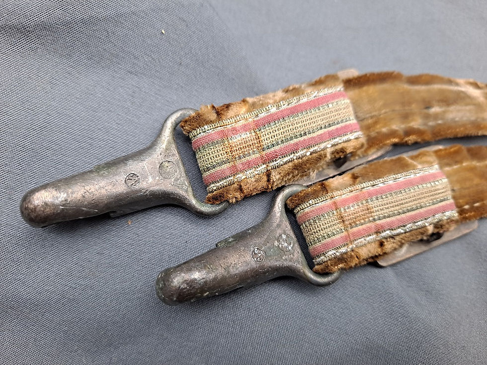 Miniaturbild: WWII Era Social Welfare Dagger Handers