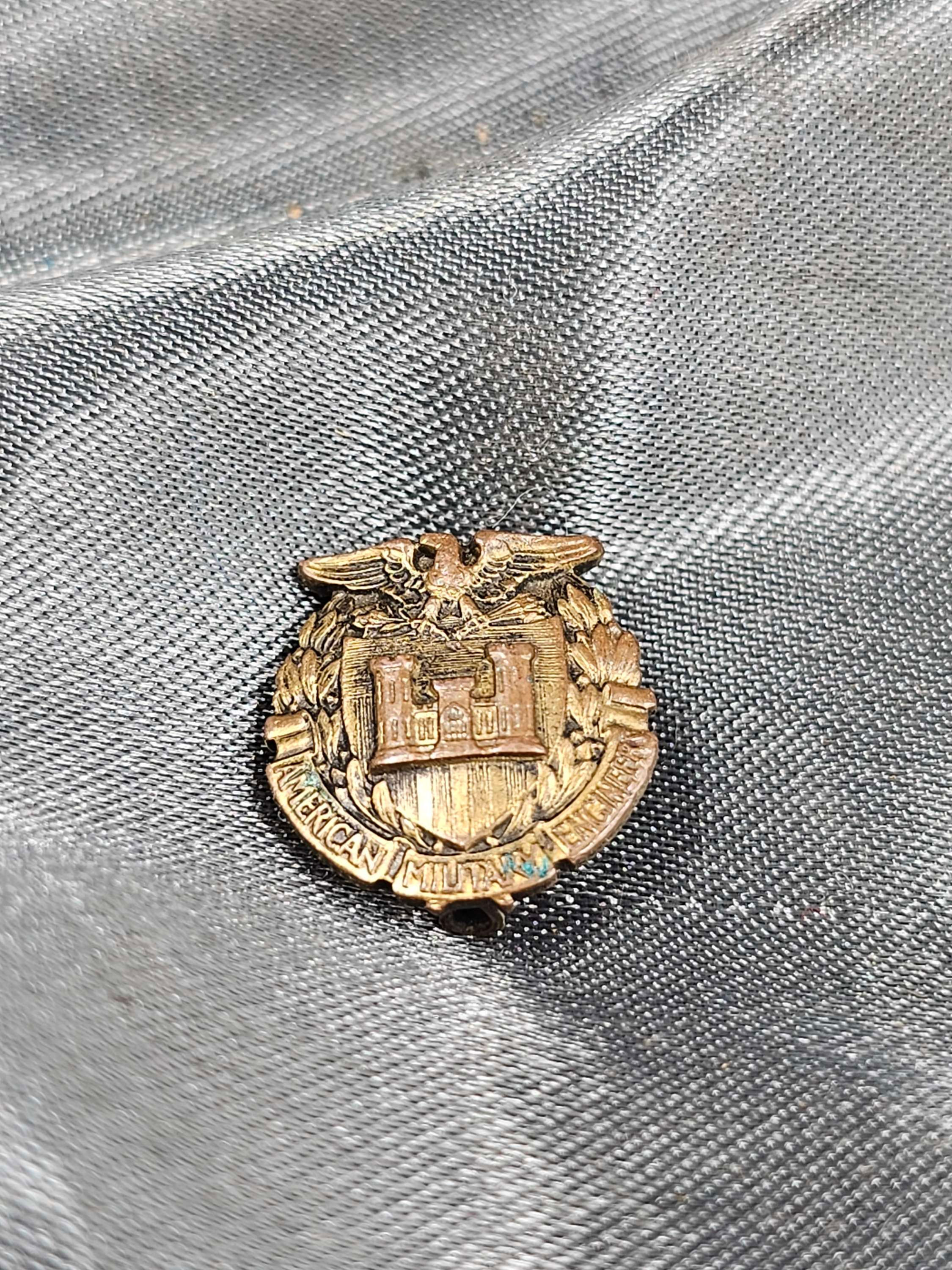 GOLD AMERICAN MILITARY ENGINEER MEMBER PIN