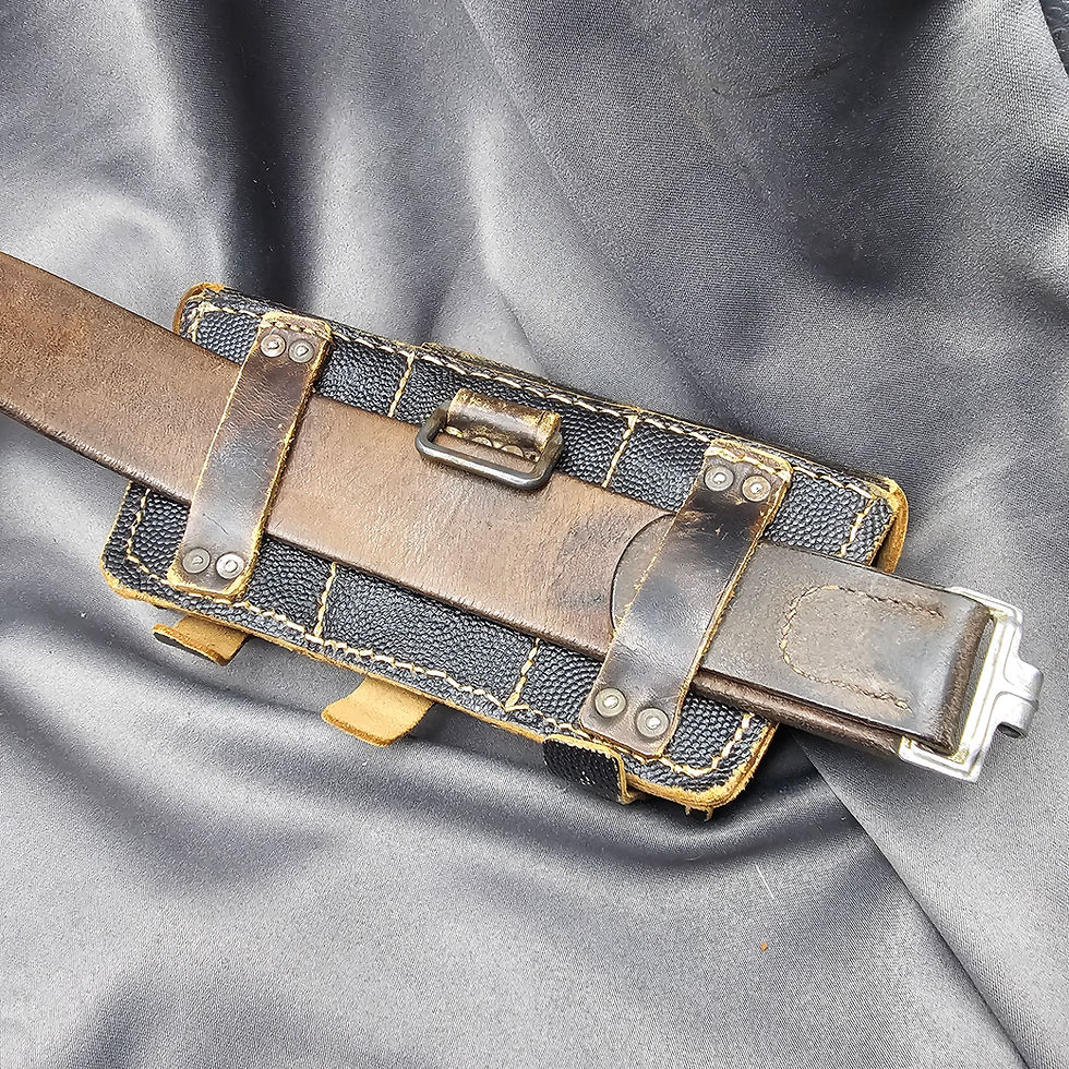 サムネイル： WWII German Army Belt, Buckle, Pouches & Bayonet