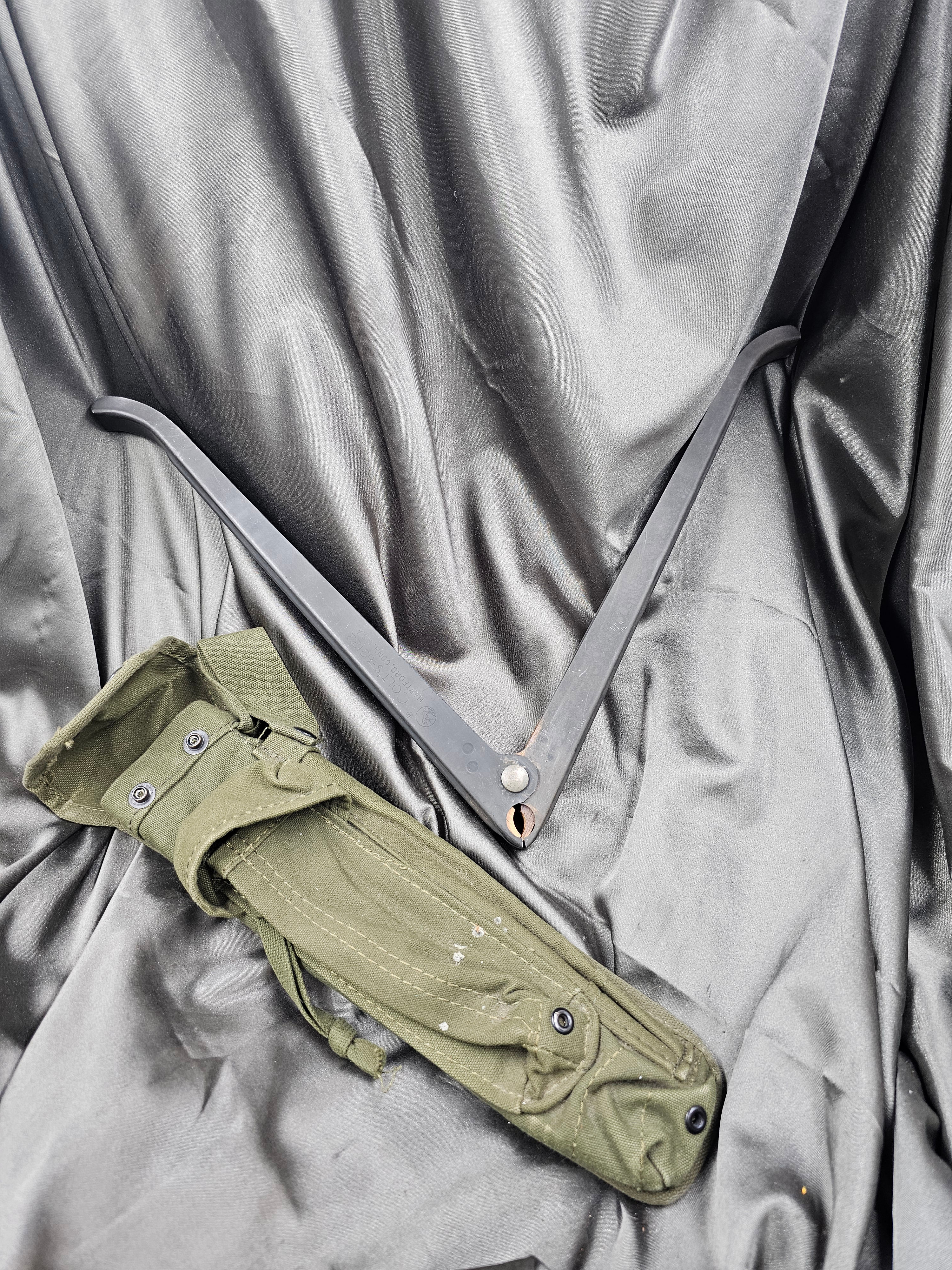 VIETNAM WAR M16 BIPOD WITH CASE