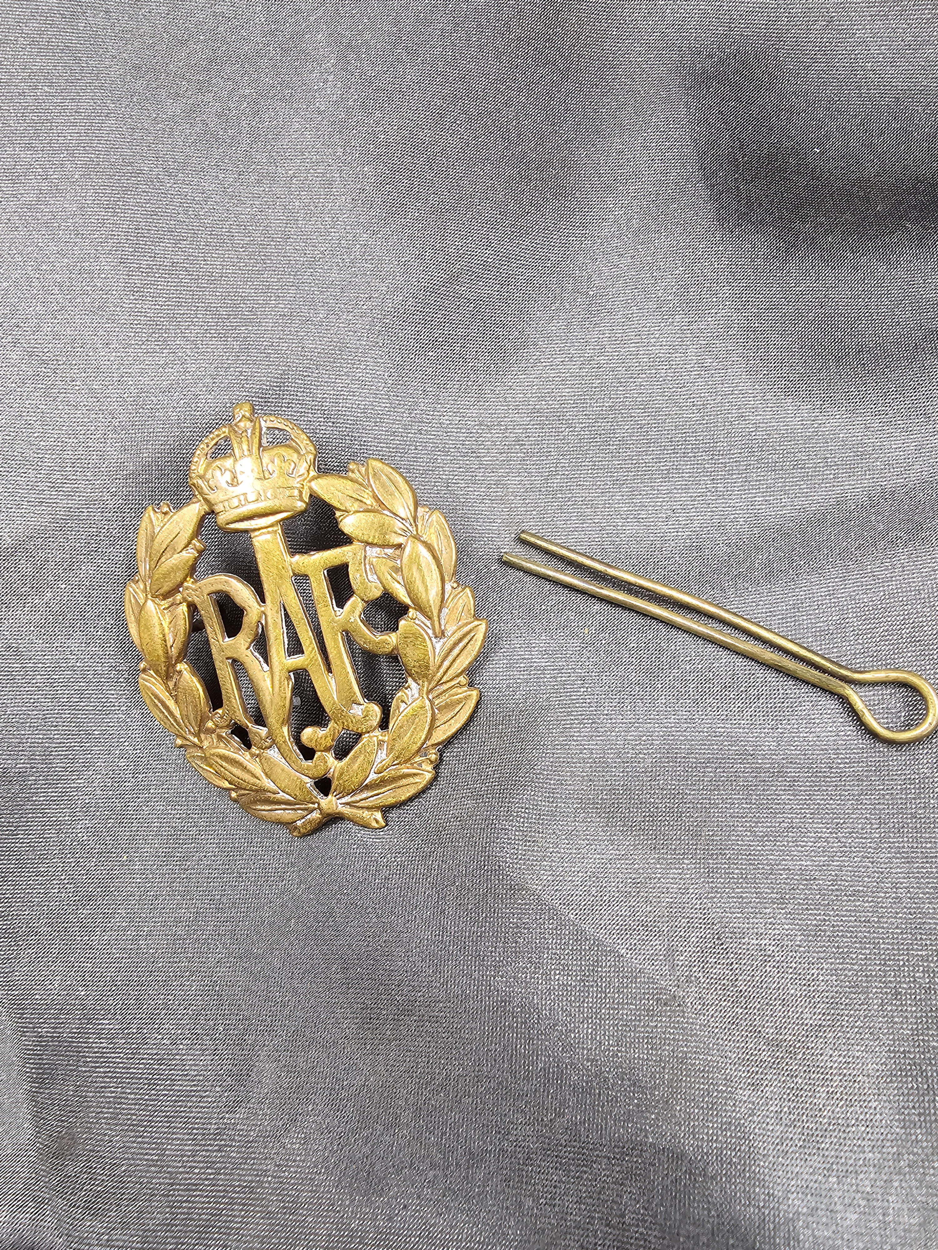 WWII BRITISH RAF CAP BADGE 
