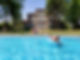 Spelen in het zwembad van Oh, le château!