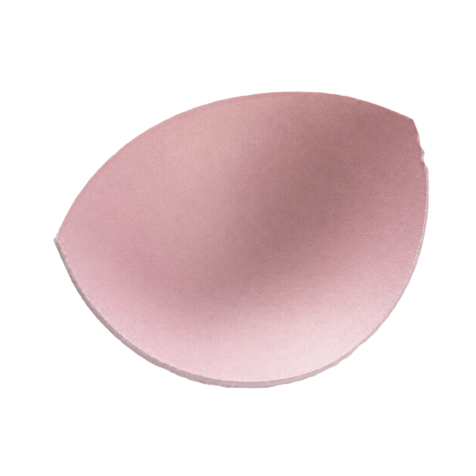 Siyah arka planda pembe dolgusuz iç giyim cup.