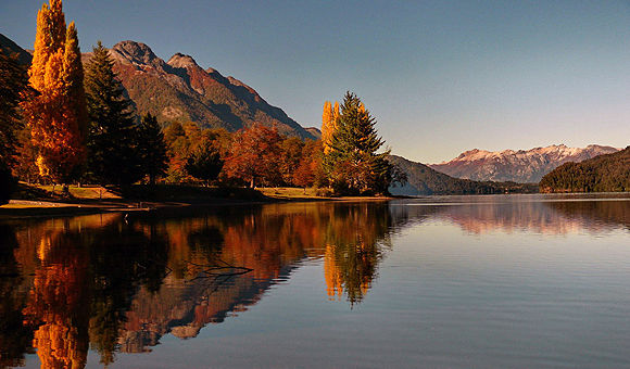Vista panorámica de los lagos desde un mirador en la ruta de los 7 lagos