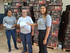 Prefeitura entrega uniformes