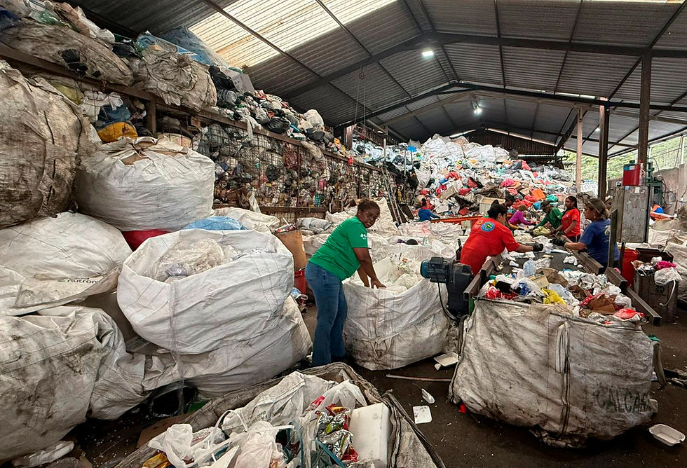 Na sede da associação já não há mais espaço para recicláveis!
