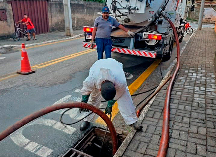 A equipe conta com um caminhão de hidrojateamento!