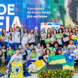 Estudantes do Ensino Médio recebem auxílio