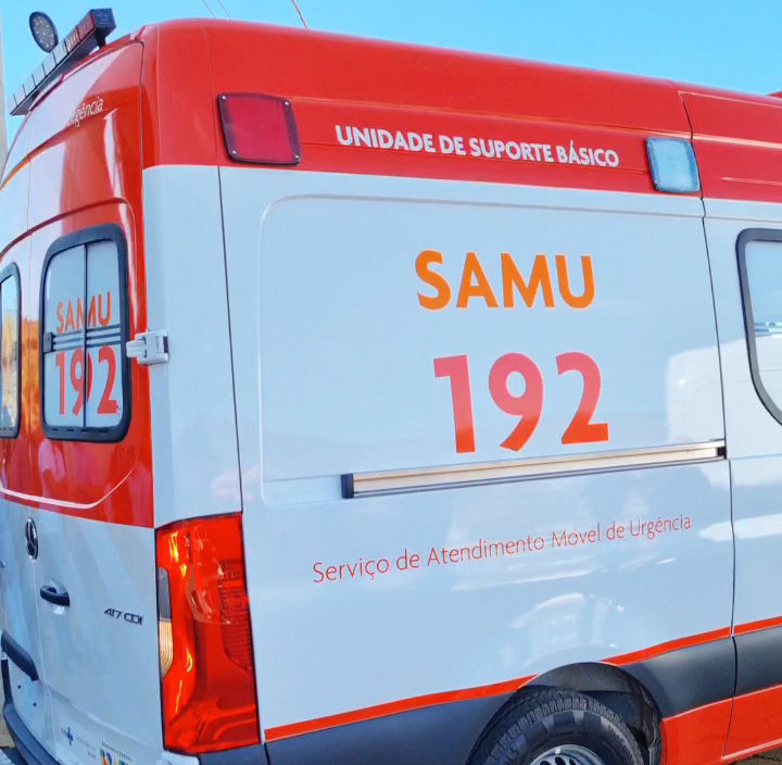 O projétil atravessou a porta traseira e um armário no interior da ambulância!