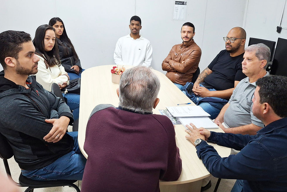 Os novos agentes em reunião com o prefeito Laércio Ribeiro (PT)!