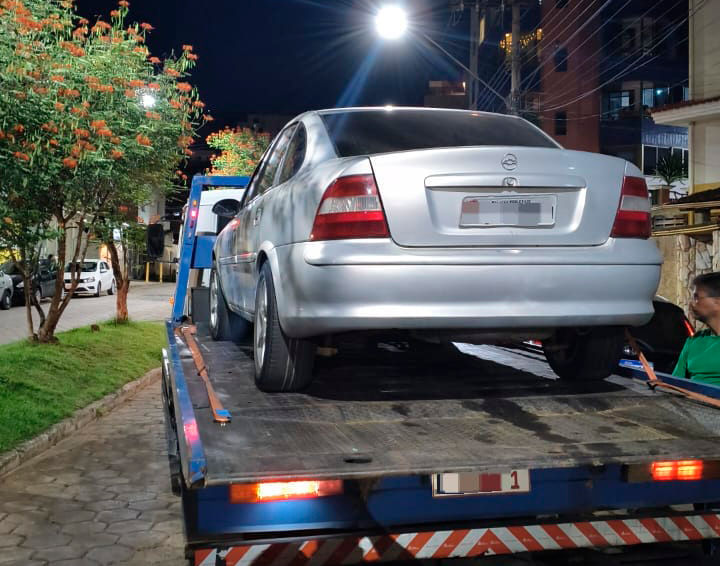 O Siena e um Vectra foram removidos para o pátio credenciado!