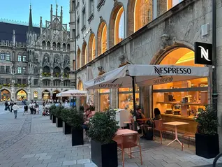 Wenn Beschattung zur Markenfläche wird: Sonnenschirme als Teil der Brand Experience