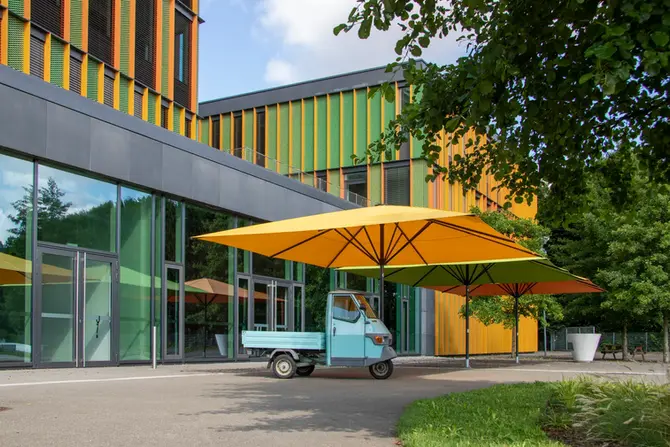 Hitzeschutz in Innenstädten mit Großschirmen