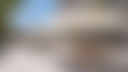 KI-Visualisierung: runde Sitzinseln mit weißen Großschirmen auf einem Stadtplatz, am Schirmrand steigt Nebel auf