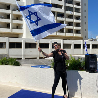 הזמרת סי היימן ופיעה בפני דיירי מגדלי הים התיכון בת ים הצופים בה מהמרפסות