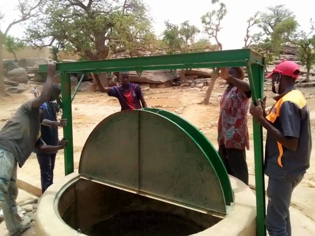 Community members in Mali, Africa stand by a community fresh water well that was donated by Kailua United Methodist Church throgh the Tandana Foundation.