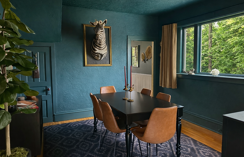 Dining room with chairs for six people