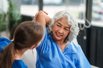 Vista enfocada a los cuidados geriátricos de una mujer adulta.