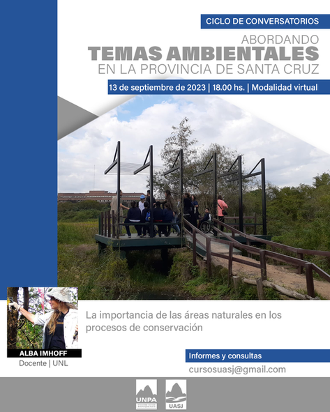 Flyer de difusión.  en el margen superior dice: Ciclo de Conversatorios: Abordando temas Ambientales en la Provincia de Santa Cruz, la fecha a realizarse y la modalidad virtual.  En el centro hay una imagen de fondo, con foto al aire libre de un camino con baranda para llegar a un lugar de avistamiento rodeado de vegetación verde. Allí se encuentran unas 10 personas observando el paisaje. En el margen inferior se encuentran los isologos de la Universidad Nacional de la Patagonia Austral y de la Unidad Académica San Julián.