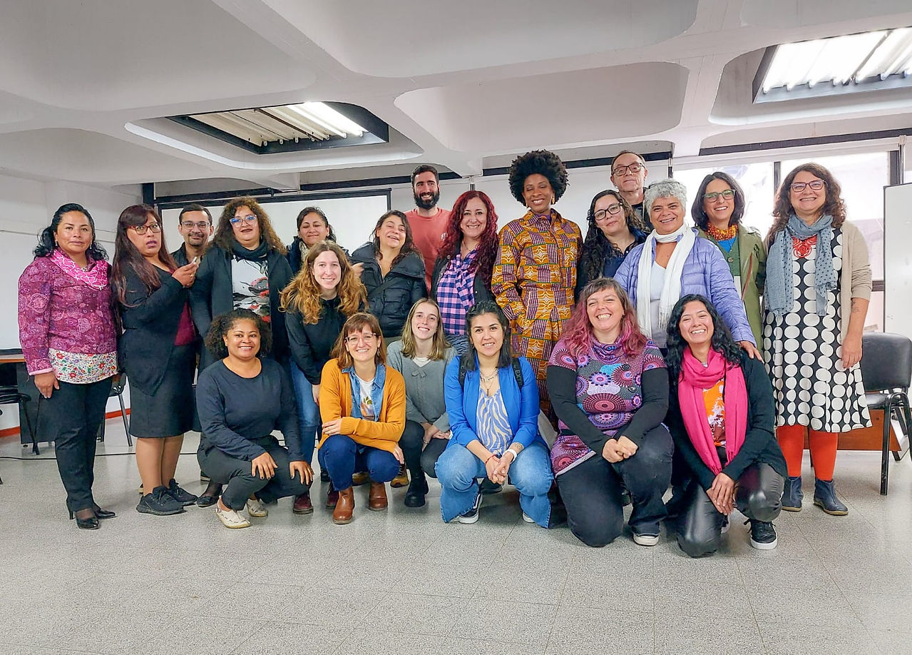 Foto. 20 personas reunidas posando para una foto.