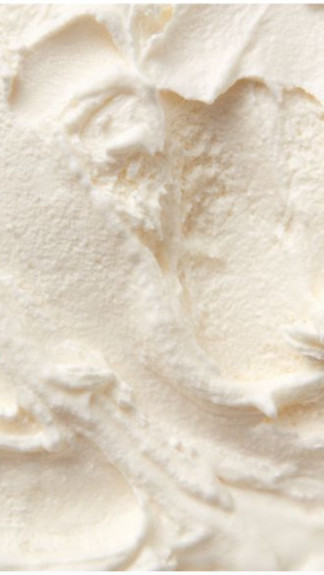 Rich moisturizing cream texture for dry skin hydration and skin barrier support