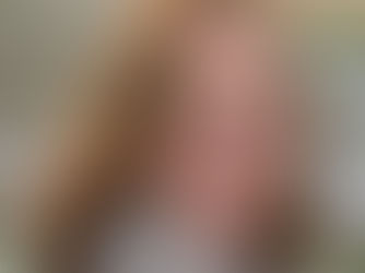 Eine Frontalaufnahme der Autorin Corinna Schell