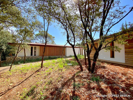 Trois maisons à ossature bois à Lorgues. Architecture intérieure et conception sur mesure en harmonie avec l’environnement naturel.
