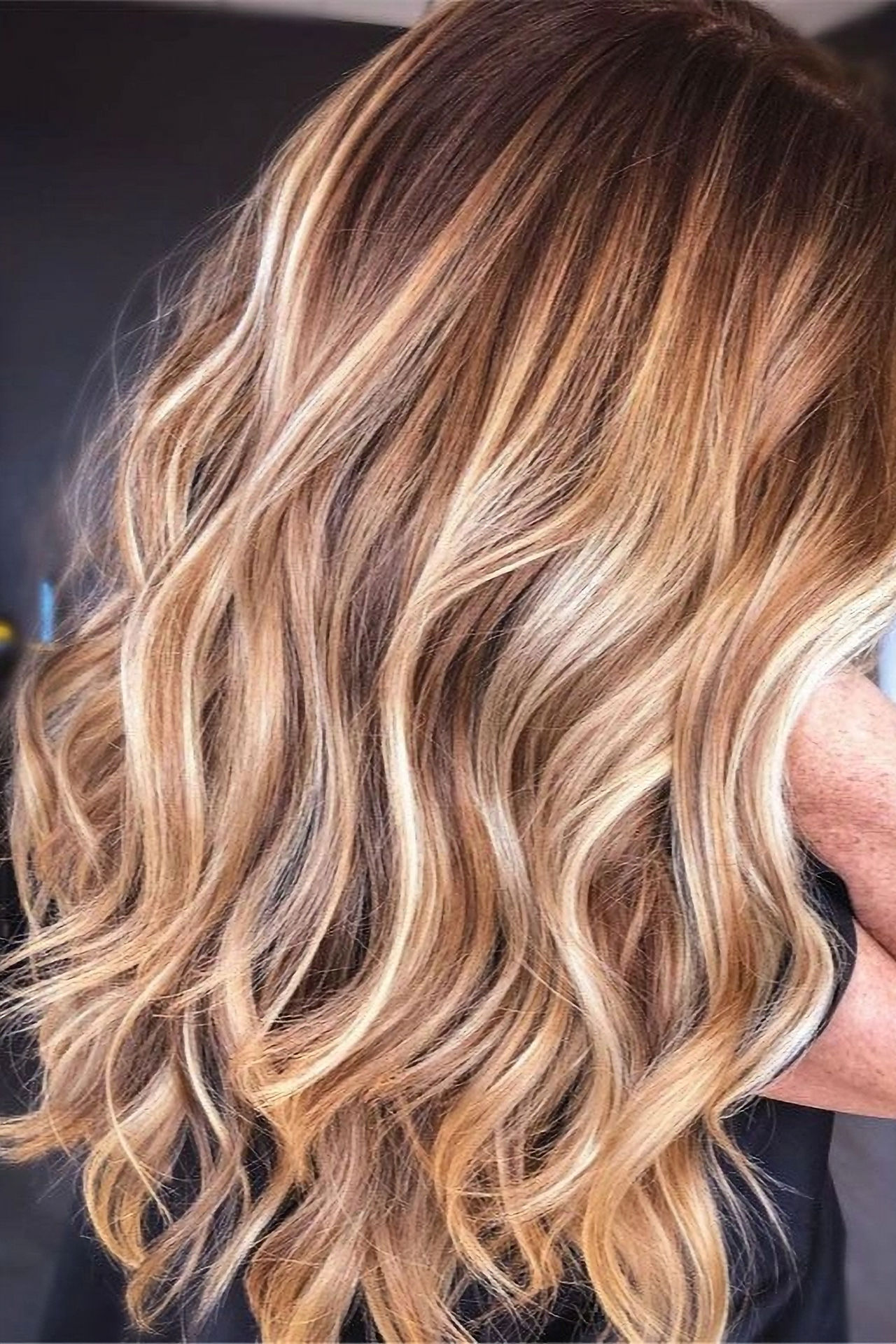 close up of blonde balayage hand painted highlights