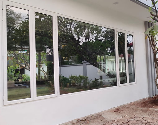 Model jendela double dengan bagian tengah fixed untuk pencahayaan optimal dan ventilasi terkontrol