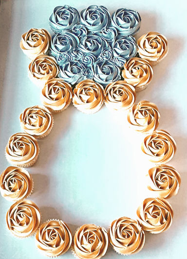 Cupcakes for an engagement celebrations arranged as a wedding ring.