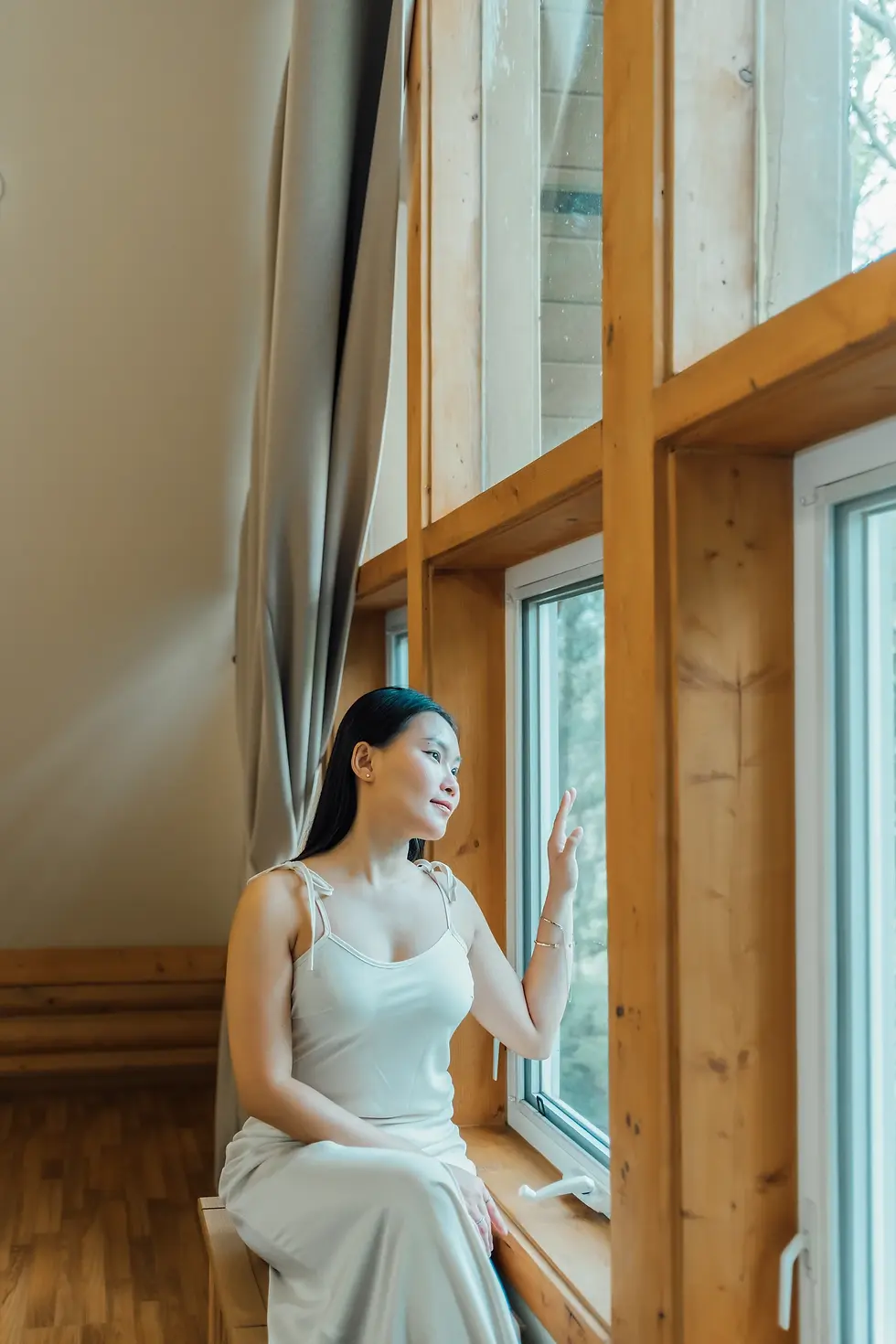 มุมริมหน้าต่างให้แสงนุ่ม ๆ และบรรยากาศสงบเหมือนอยู่กลางป่า