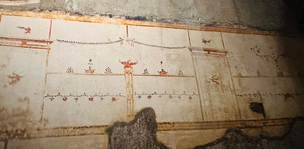 In filigraner Handarbeit säubern Archäologen die Wandmalereien vom Schmutz der Jahrtausende. Freilegt sind 1200 m² von ca. 30.000 m².