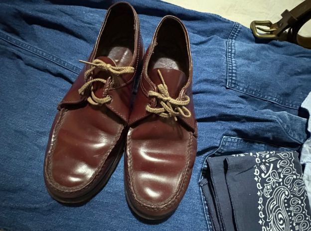 秋の初めの長袖シャツとデニムボトムのコーディネート。RRL Post Overall Rusell Moccasin