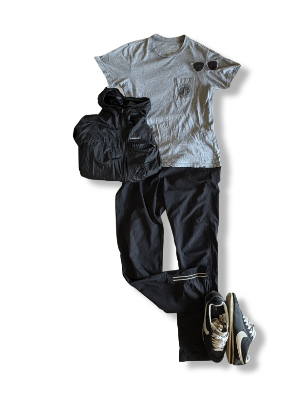 夏から秋への気温変化に対応するグレイとブラックのコーディネート。Patagonia Nike Oakley