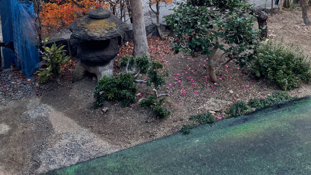 防草シートザバーン240 ,アイリスオーヤマリアル人工芝、天然石ブロックで雑草、苔と戦います!昭和の庭 アップデート