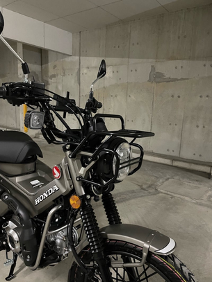 ハンターカブ CT125 JA65 グレイ 4 フロントキャリア・ヘッドライトガード・ノーマルの赤い部分