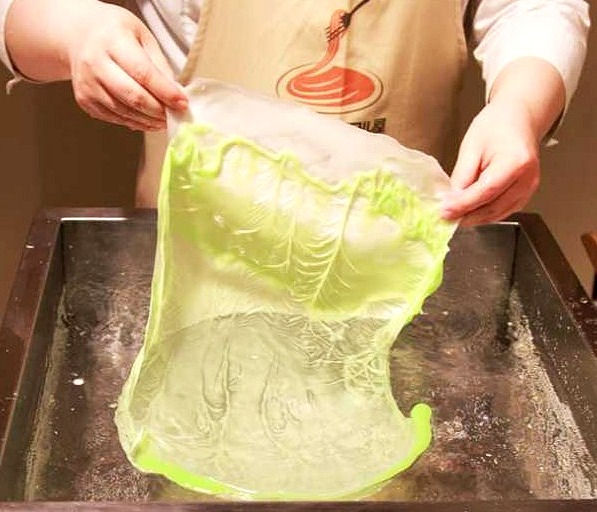 食品サンプルレタスの葉を伸ばしている様子