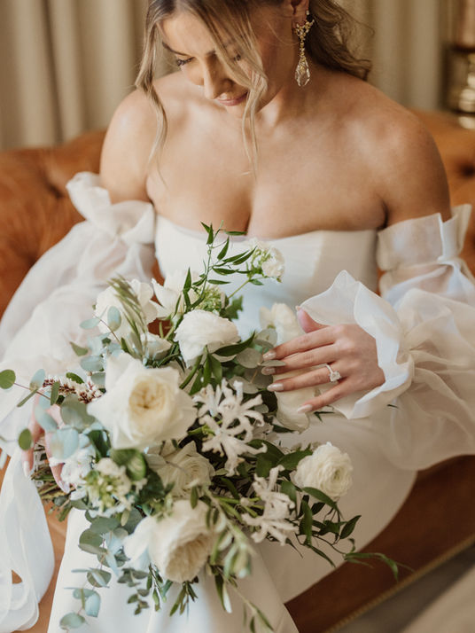 Editorial white and green bridal bouquet