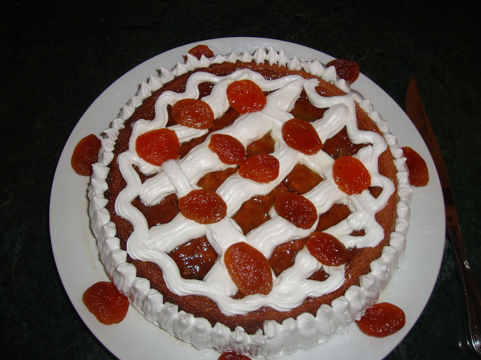 Bolo de Nozes com cobertura de Merengue e Damascos