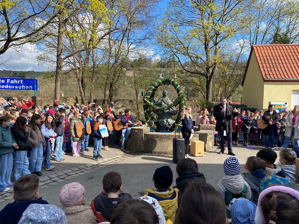 Osterbrunnenfest an der Grundschule Benningen
