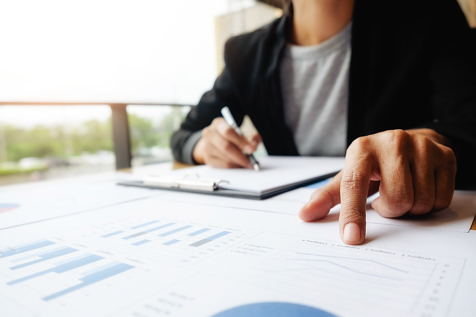 Pessoa analisando gráficos e relatórios financeiros, representando organização e clareza na prestação de contas.