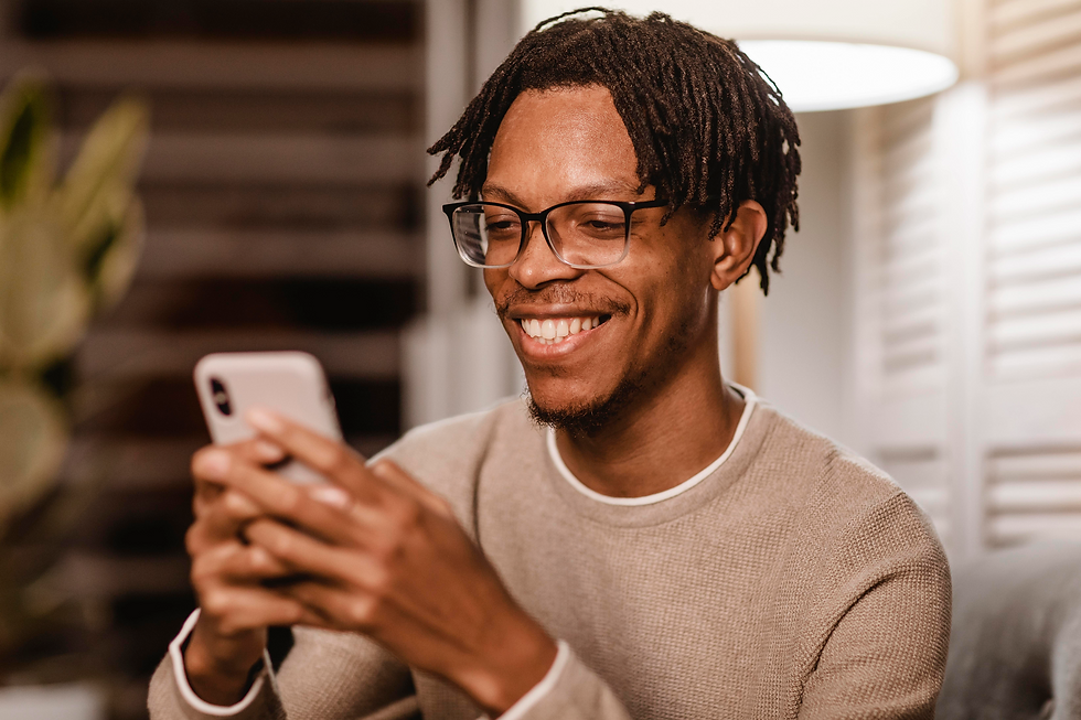 Homem sorridente usando um celular, simbolizando praticidade e facilidade na comunicação e gestão digital.