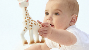 Saint-Nabord - Sophie la girafe : derrière l’icône du “made in France”, une production en partie délocalisée qui interroge